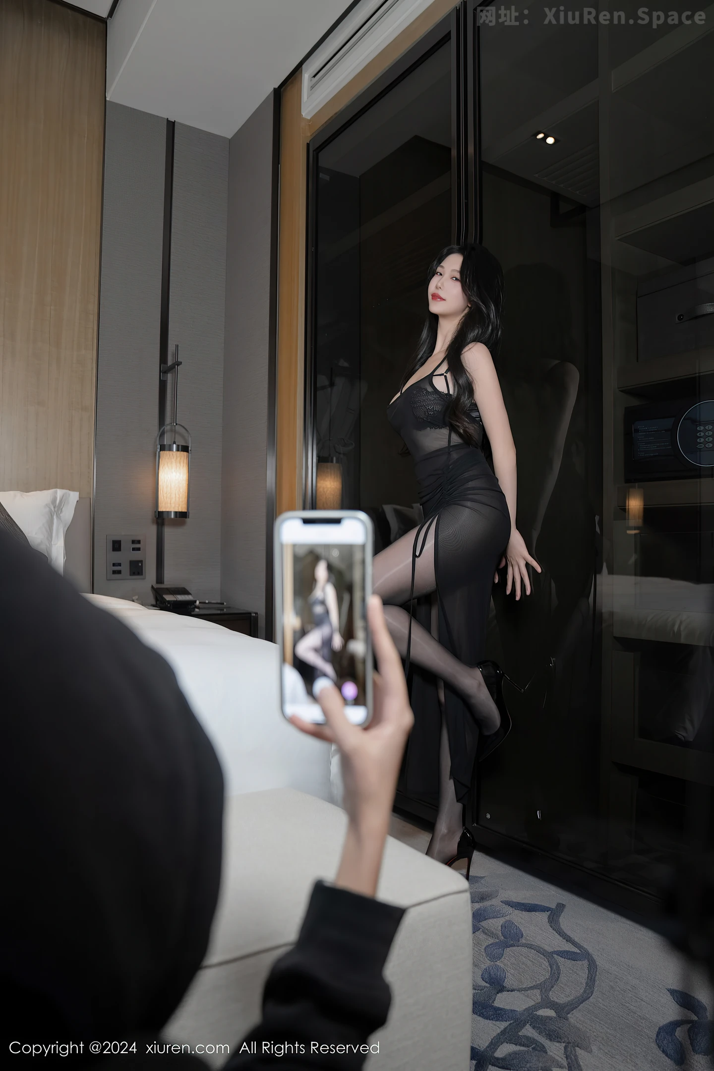 图片[6]-[XiuRen秀人网]VOL.8193 模特利世性感黑色蕾丝内衣配闪亮无内黑丝秀曼妙身姿诱惑写真80P-秀人网官方网站